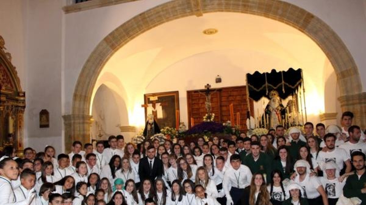 Los tres pasos de la Hermandad Infantil y Juvenil de la Virgen de los Perdones y Jesús de la Esperanza.