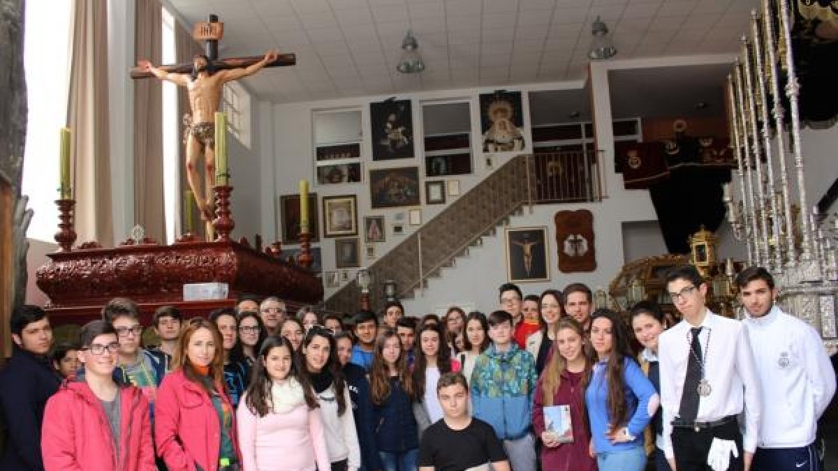 Recibimiento de estudiantes en la Casa Hermandad .