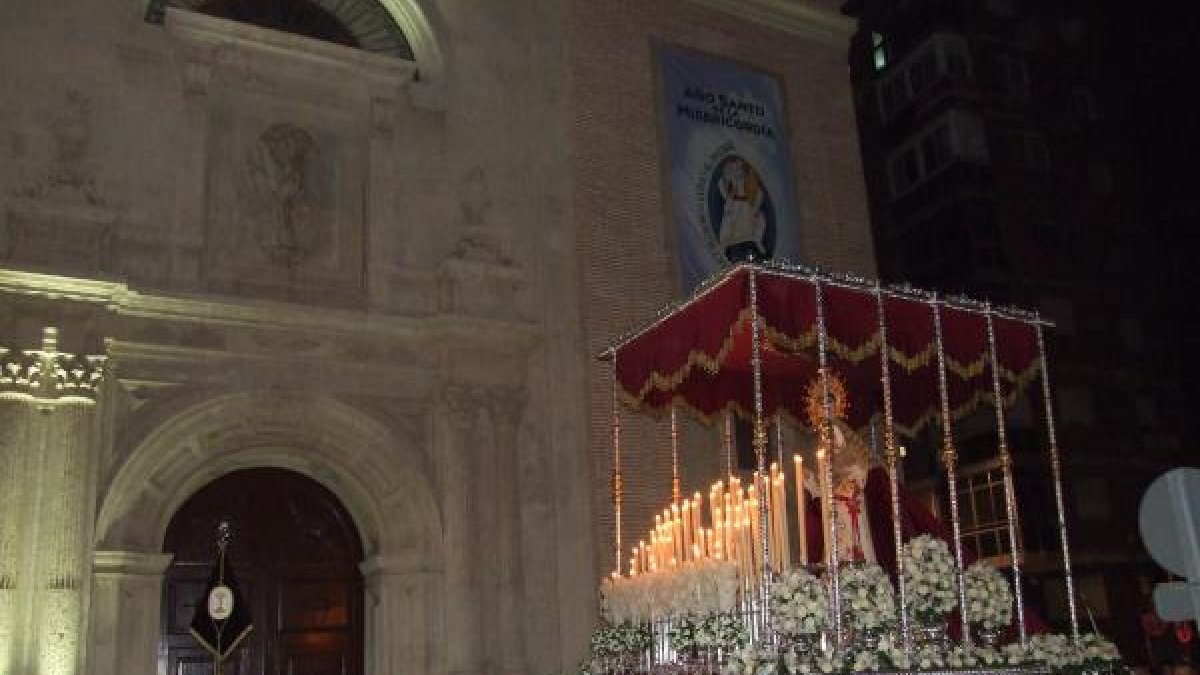 La Virgen de Gracia y Amparo en la Plaza de San Sebastián, de regreso a los Molinos.