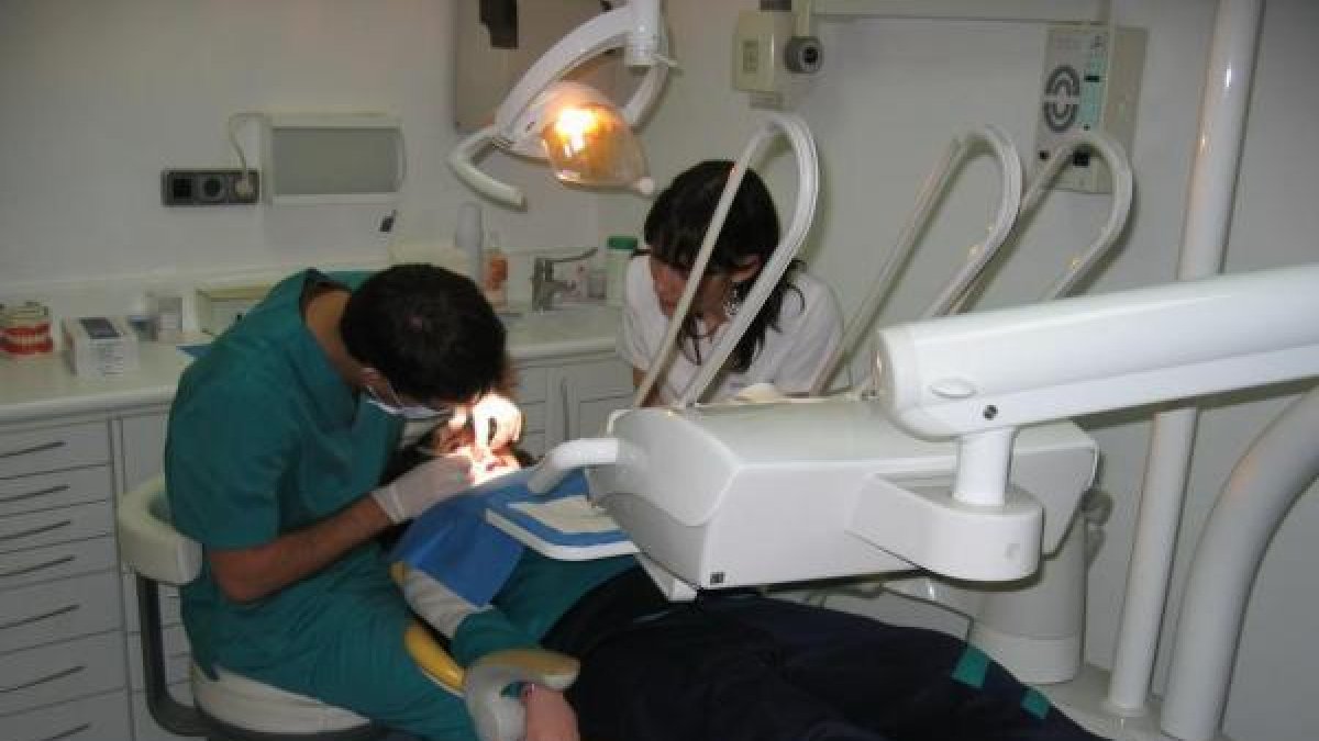 Una niña en edad escolar en la consulta del dentista.