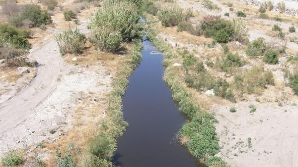 Residuos en el cauce del río Andarax.