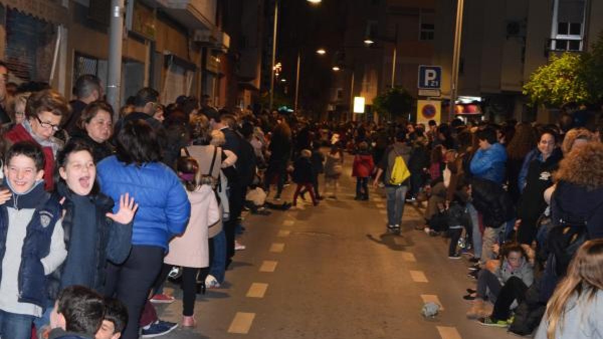 Espectacular todo el recorrido de la hermandad del Perdón se encontraba totalmente abarrotado.