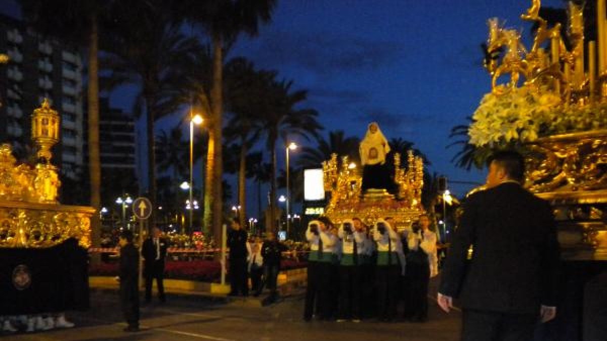 Apoteósica salida de la Virgen de la Merced, portada con mimo y dulzura por sus costaleros.