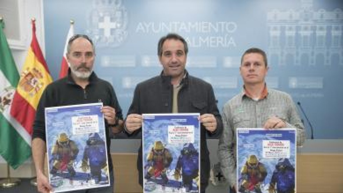 Presentación del acto con el concejal Segura.