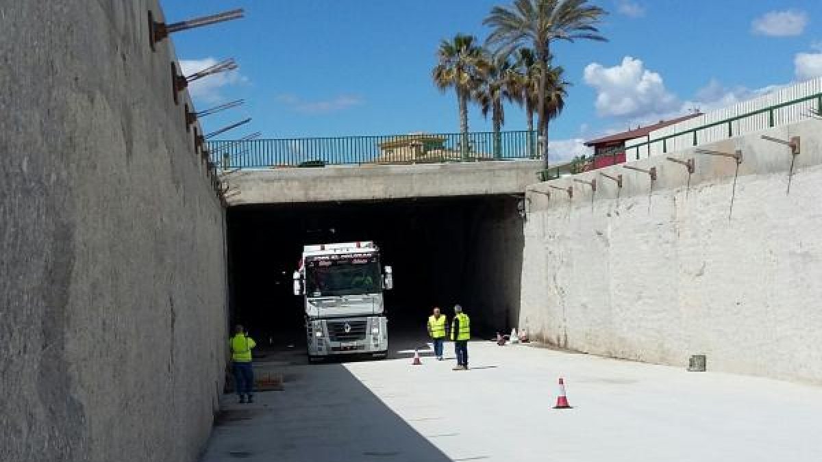 Un camión pasa por el tunel recién abierto que da acceso al puerto.
