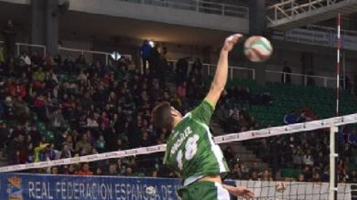 Juanmi ejecutando el remate.