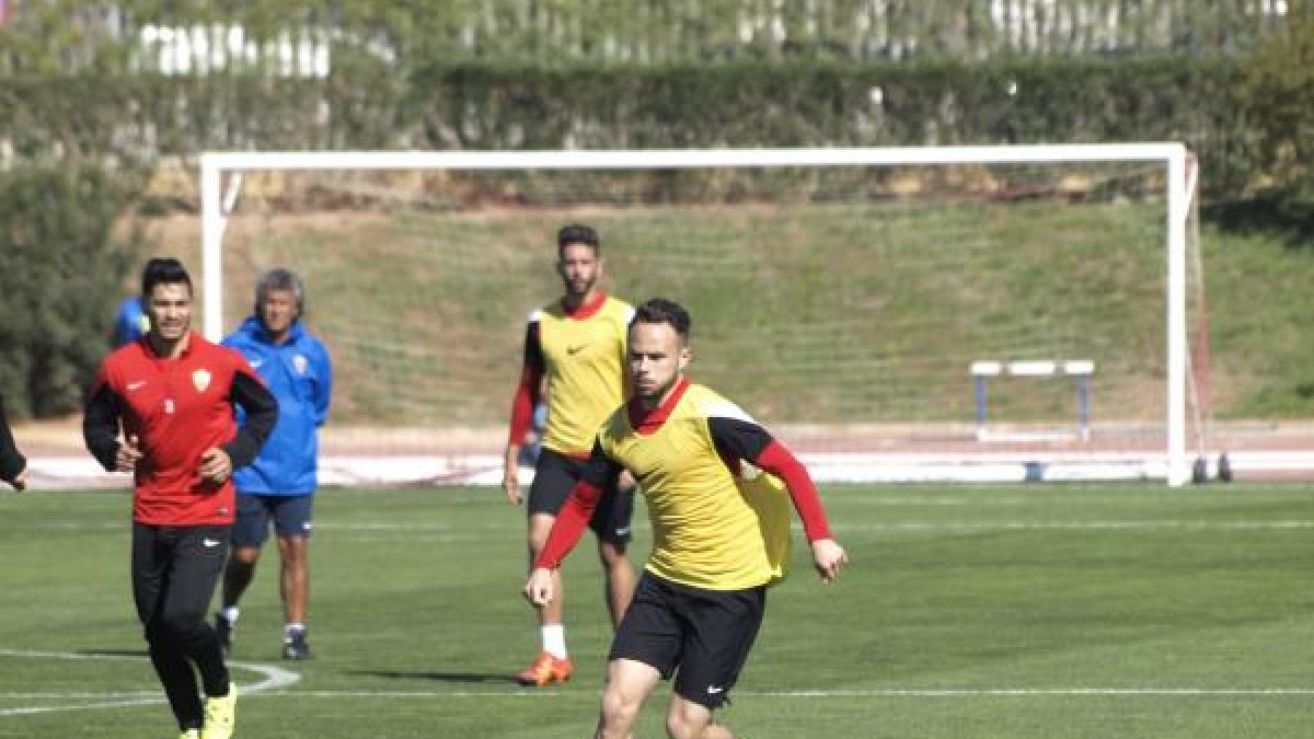 Iván Sánchez, con Pipo Goro al fondo, este miércoles.
