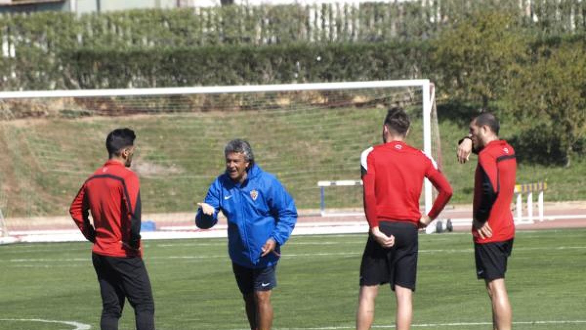 Pipo Goro hablando con los futbolistas.