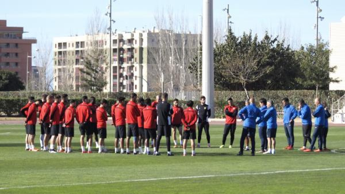 Charla del míster con la plantilla en el Anexo.