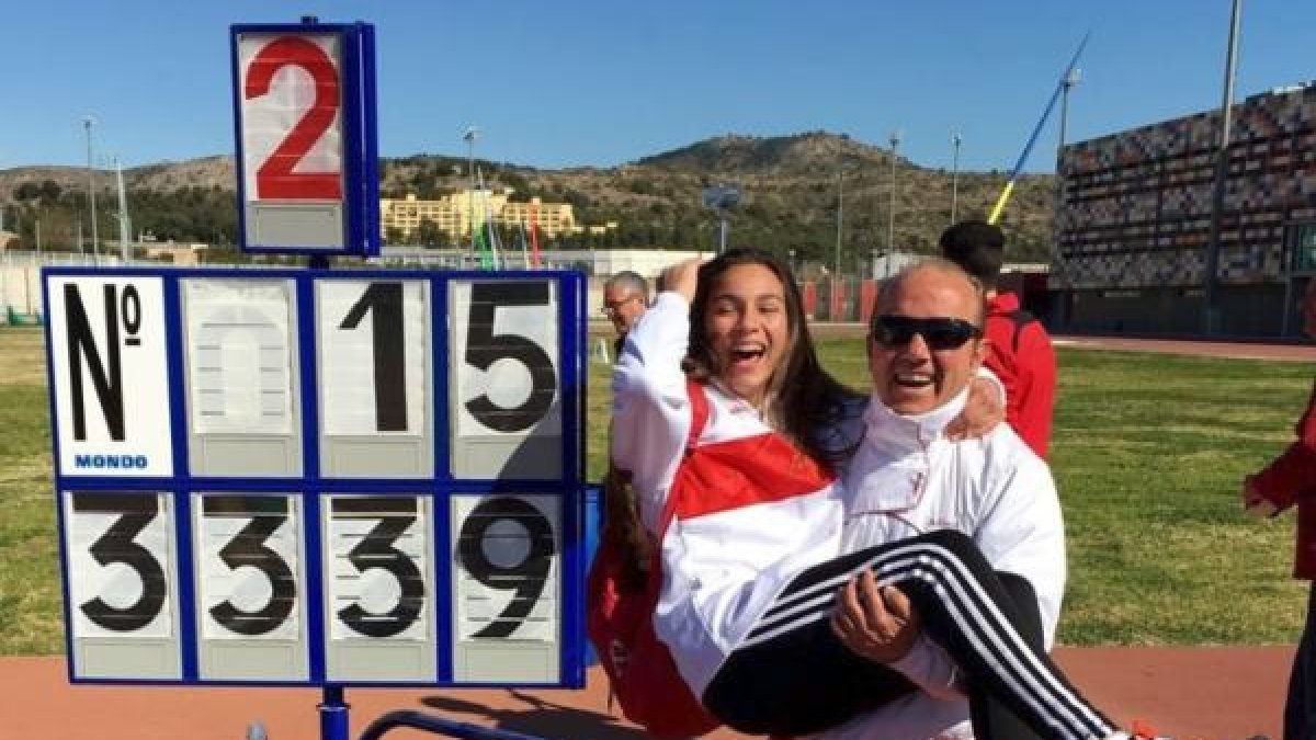 Nerea en brazos de su entrenador Toni Zarauz