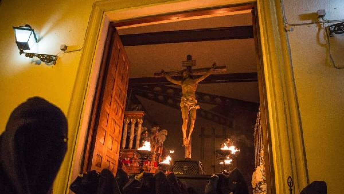 Salida del Cristo del Perdón desde la iglesia de San Ildefonso para iniciar su vía crucis penitencial de silencio