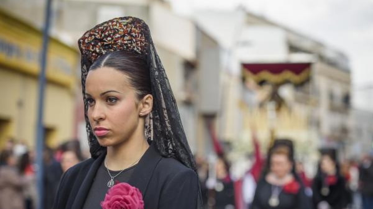 Laura Gázquez, que vive en Los Molinos, acompañó a la Virgen.