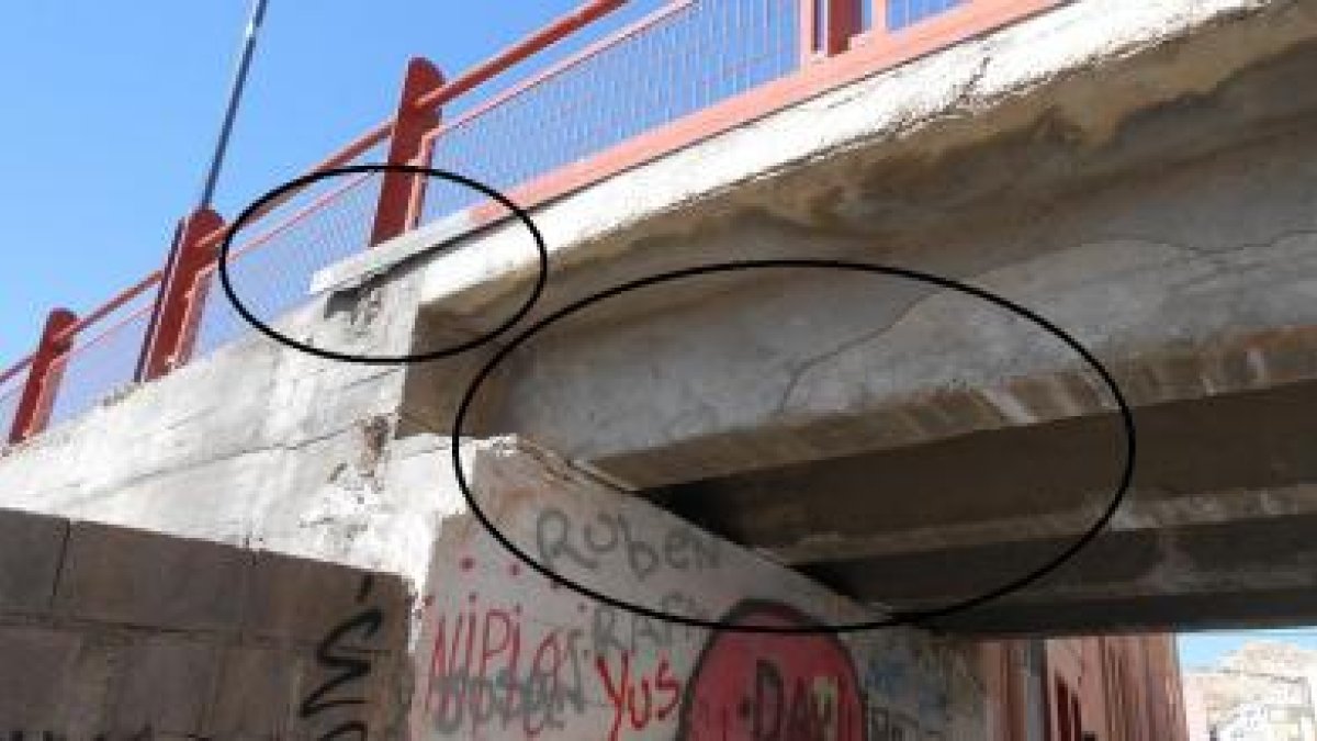 La pasarela tiene cerca de medio siglo y presenta un deterioro evidente.