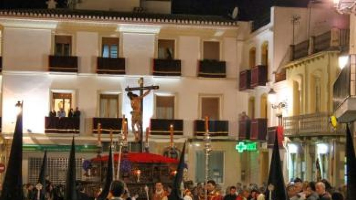 Cristo de la Buena Muerte en su recorrido por las calles de Berja ante la mirada muy atenta de los presentes durante su procesión.
