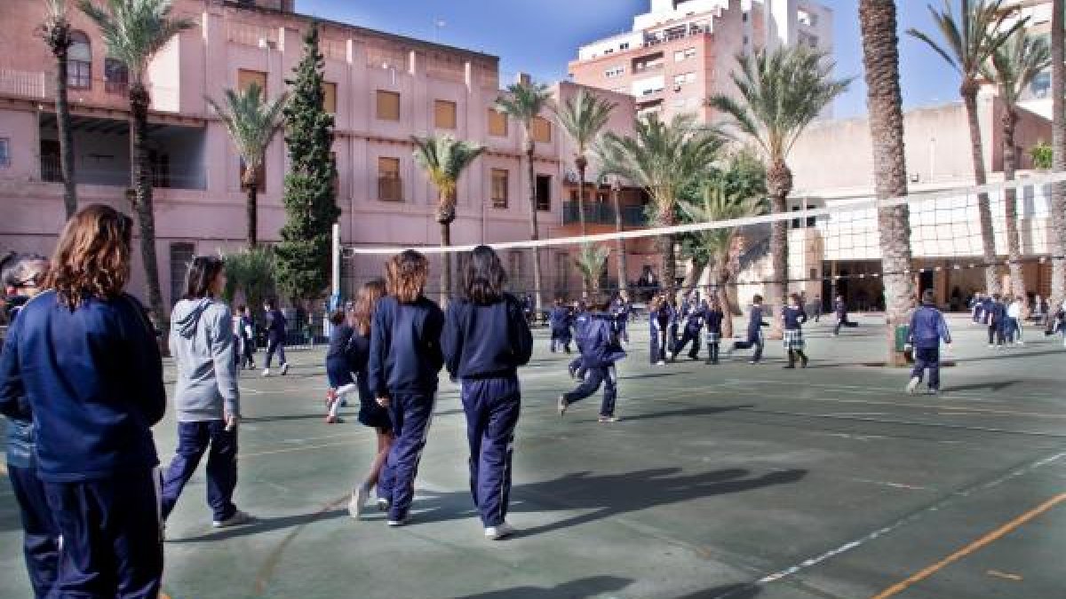 Alumnos en el patio del Colegio de la Compañía de María.