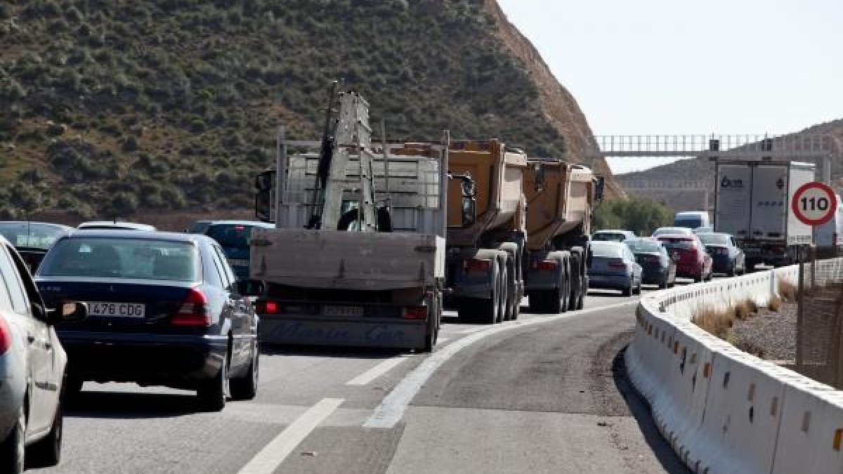Retención de vehículos en el acceso a la capital almeriense.