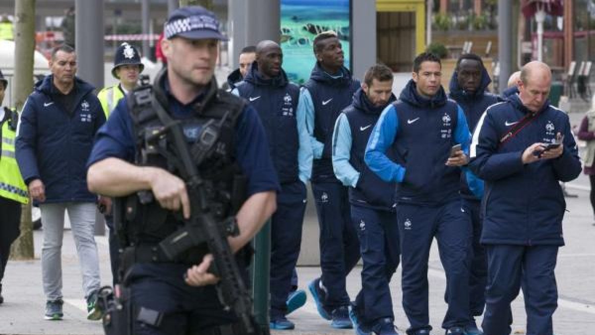 Policías custodiando a la selección francesa.