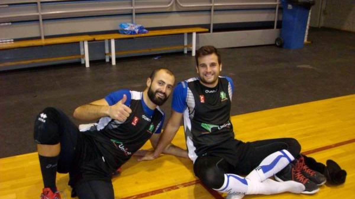 Mario Ferrera muy bien acompañado tras el entrenamiento.