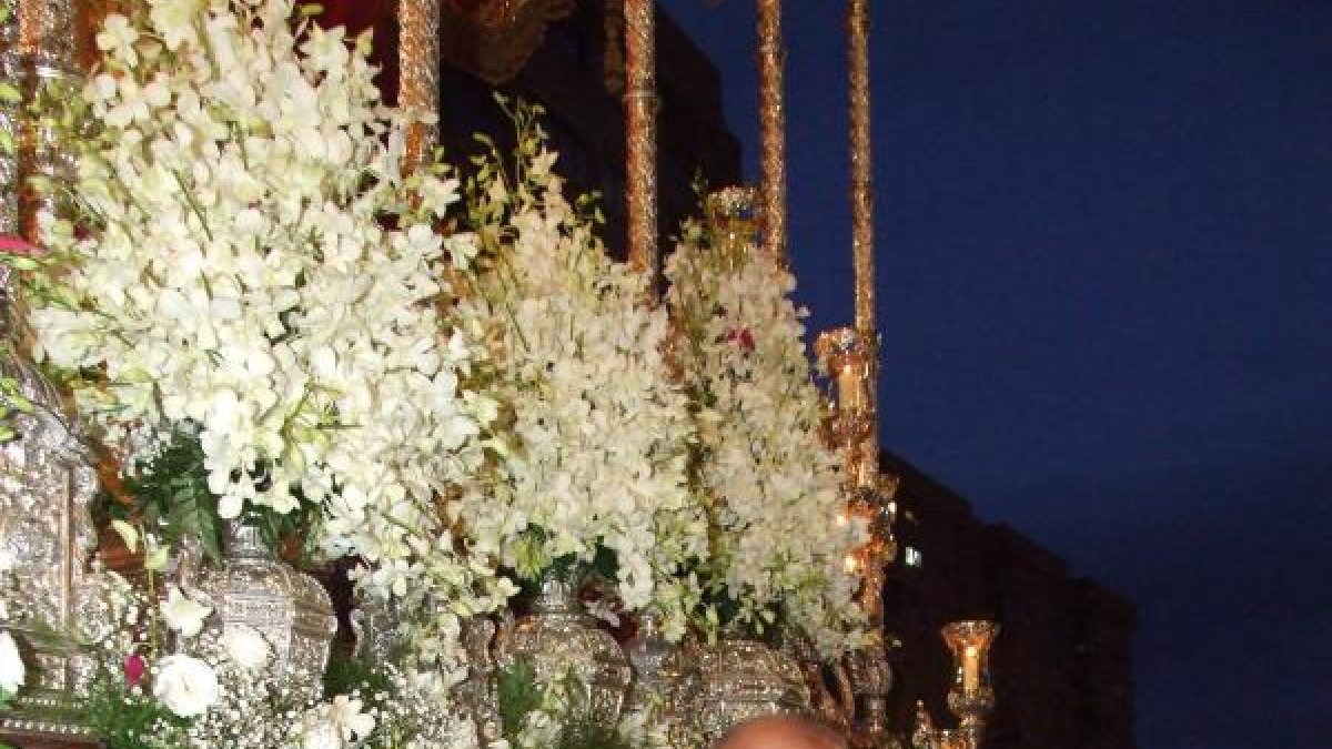 Rogelio Fernández junto al paso de palio de la Virgen de los Desamparados. El florista más antiguo de Almería.