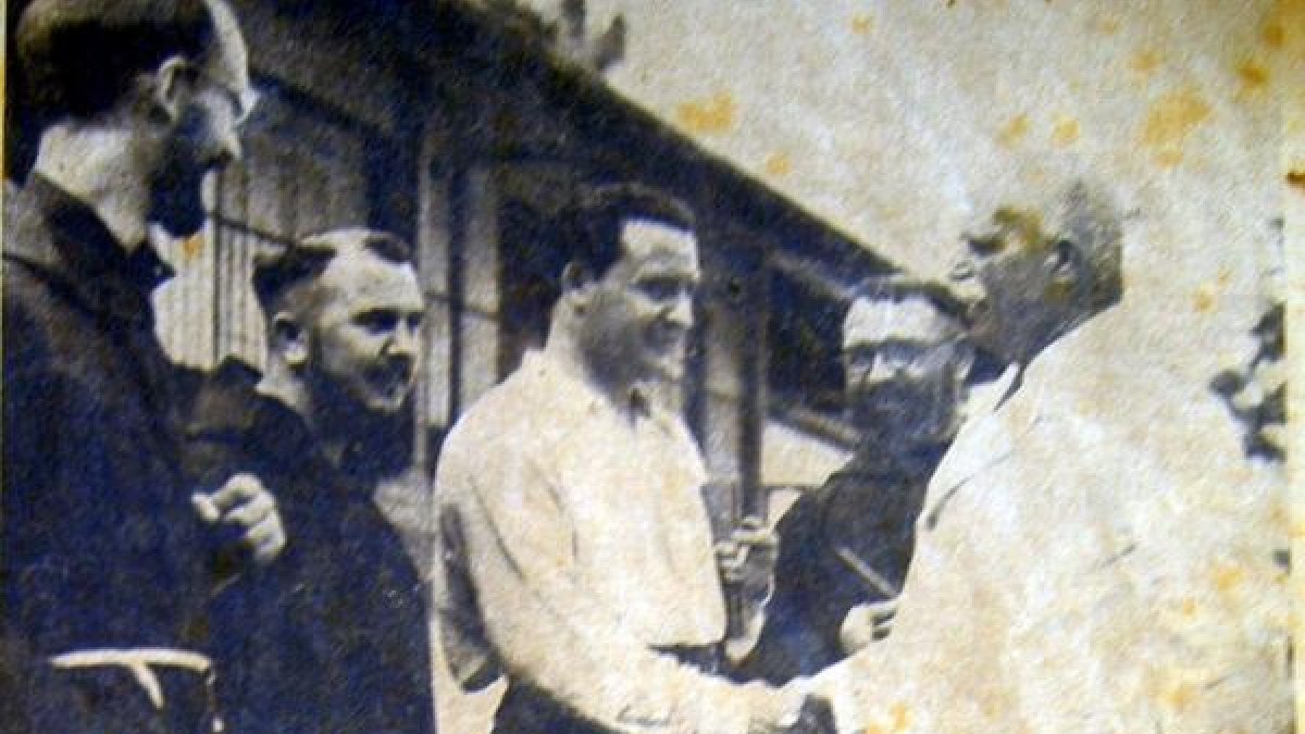 Pascual , de blanco, saludando a un compatriota y misioneros capuchinos en Guam, en 1938.