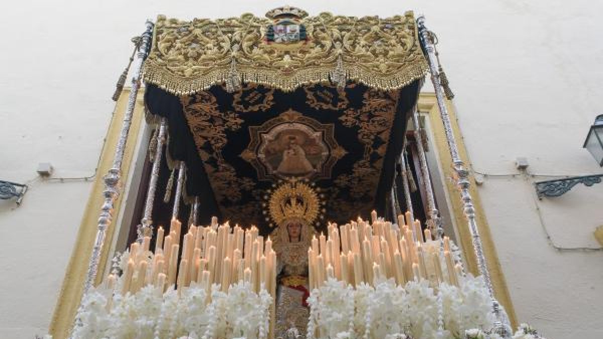 María Santísima de la Esperanza Macarena sale grandiosa de la Parroquia de San Ildefonso. JUAN SÁNCHEZ