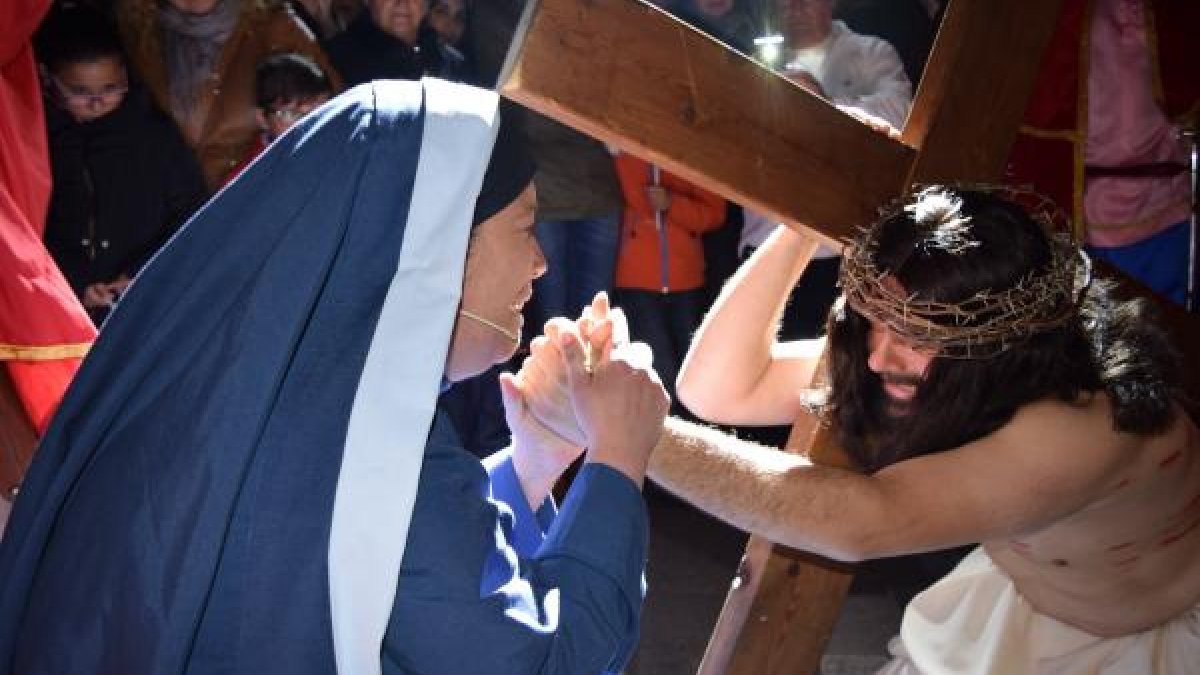 El dolor desgarrado de María cuando su hijo va camino del Monte del Calvario cargando con la Cruz fue uno de los momentos mas emotivos de la represen