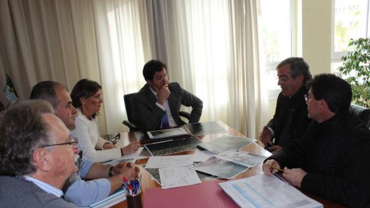 Reunión entre responsables del Ayuntamiento y de Costas.