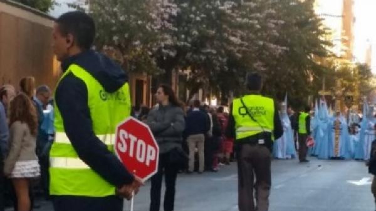 Vigilantes controlando el paso de las hermandades