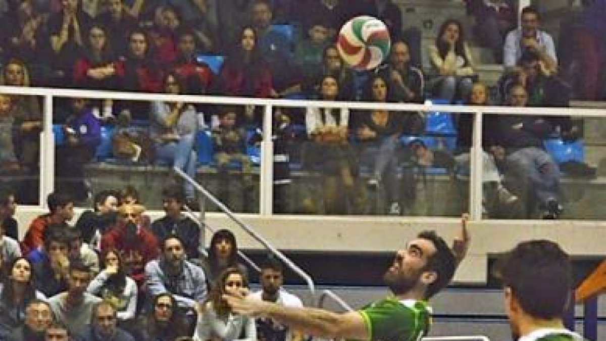 Pablo Cabrera ejecutando un saque.