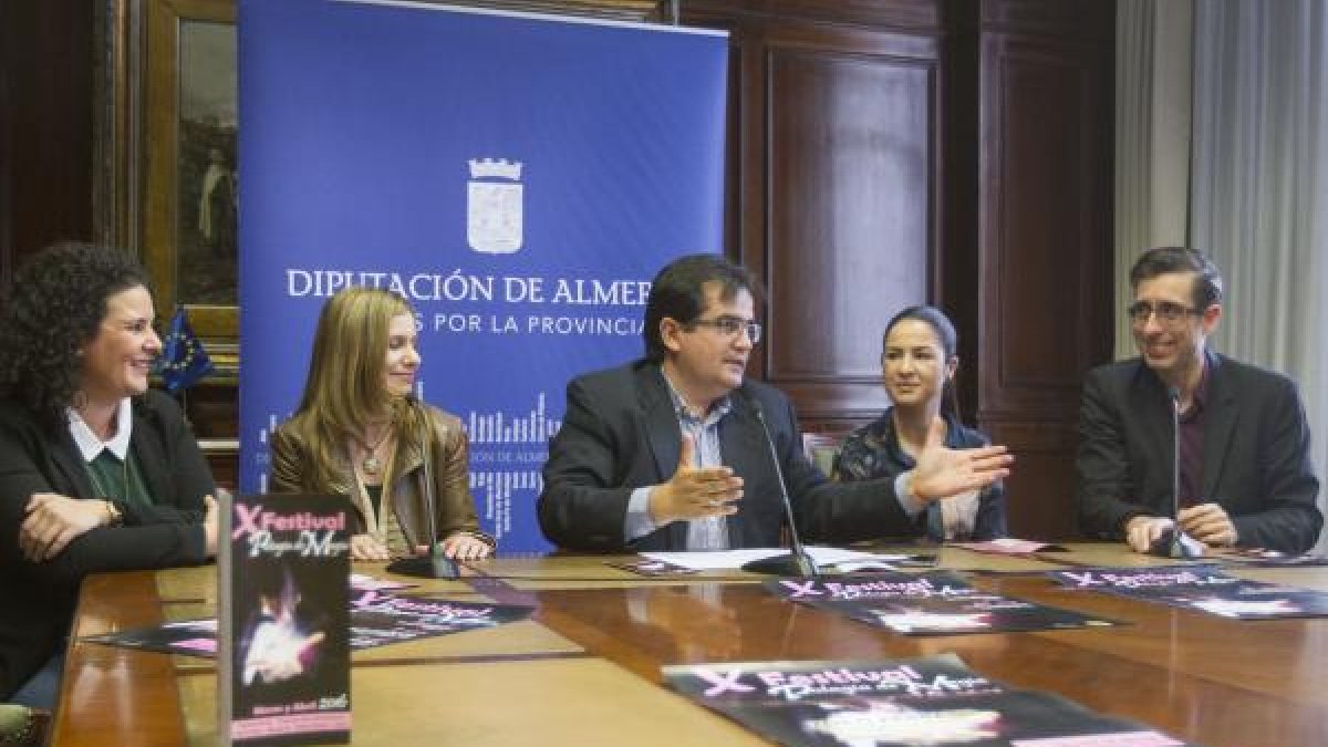 El diputado de Cultura, Antonio J. Rodríguez, junto a las concejalas de Mojácar, Vera y Carboneras y el mago Zoilo Kerbassi.