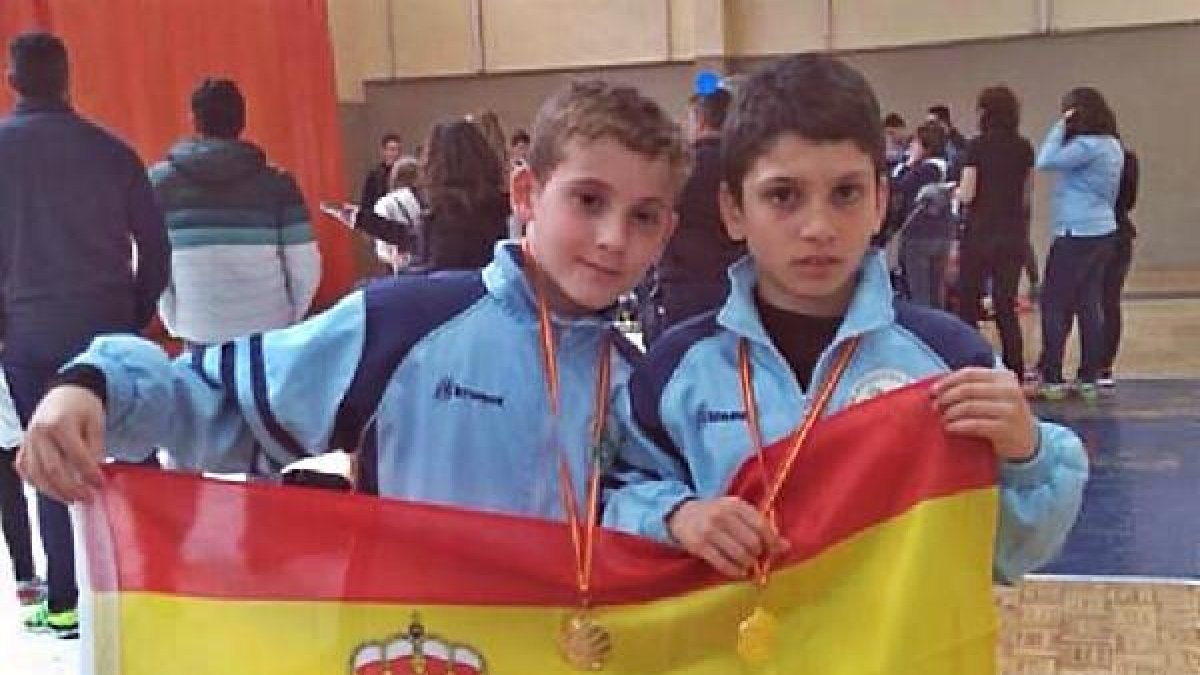 Los canteranos almerienses con sus medallas.