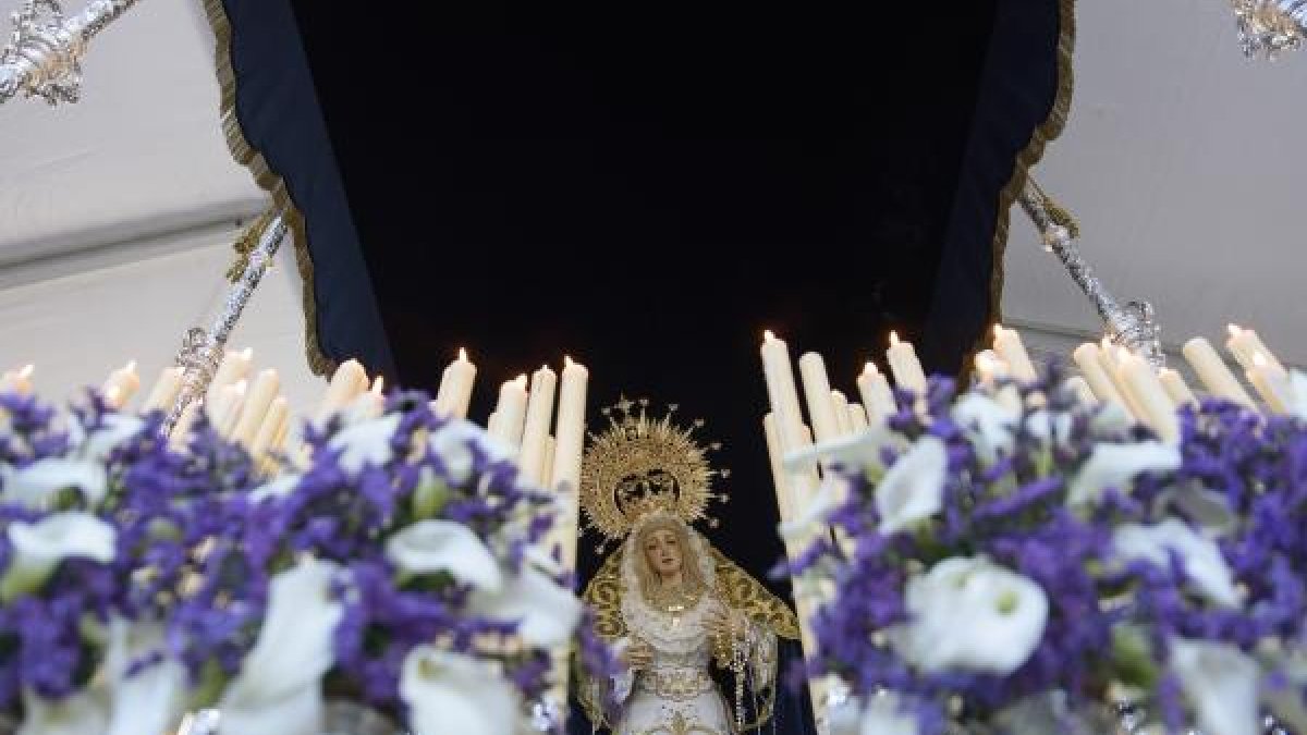 La virgen lució más bella que nunca gracias a la ornamentación floral que estrenaba, que le confería un espléndido cromatismo.