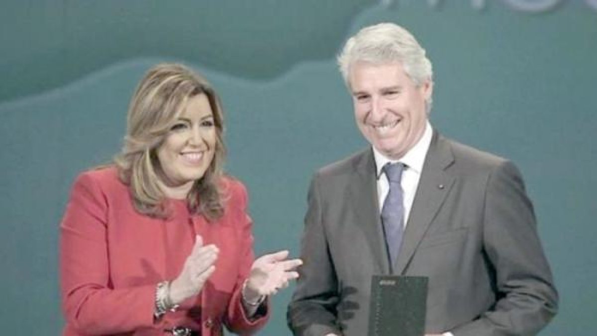 El médico, con Susana Díaz, recibió la Medalla de Andalucía.