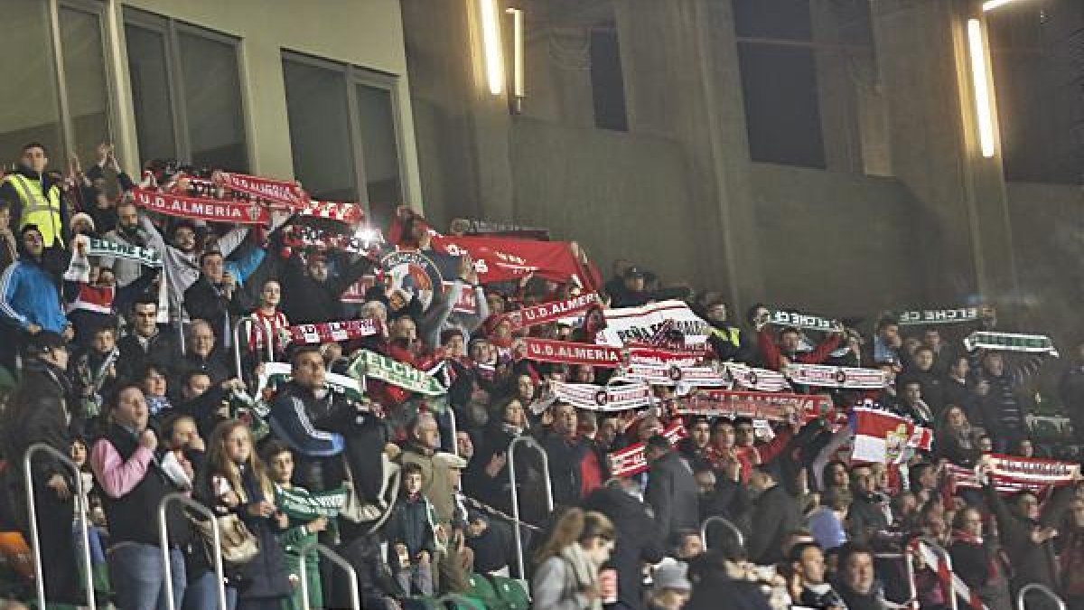Los seguidores del Almería disfrutaron con el punto en Elche.