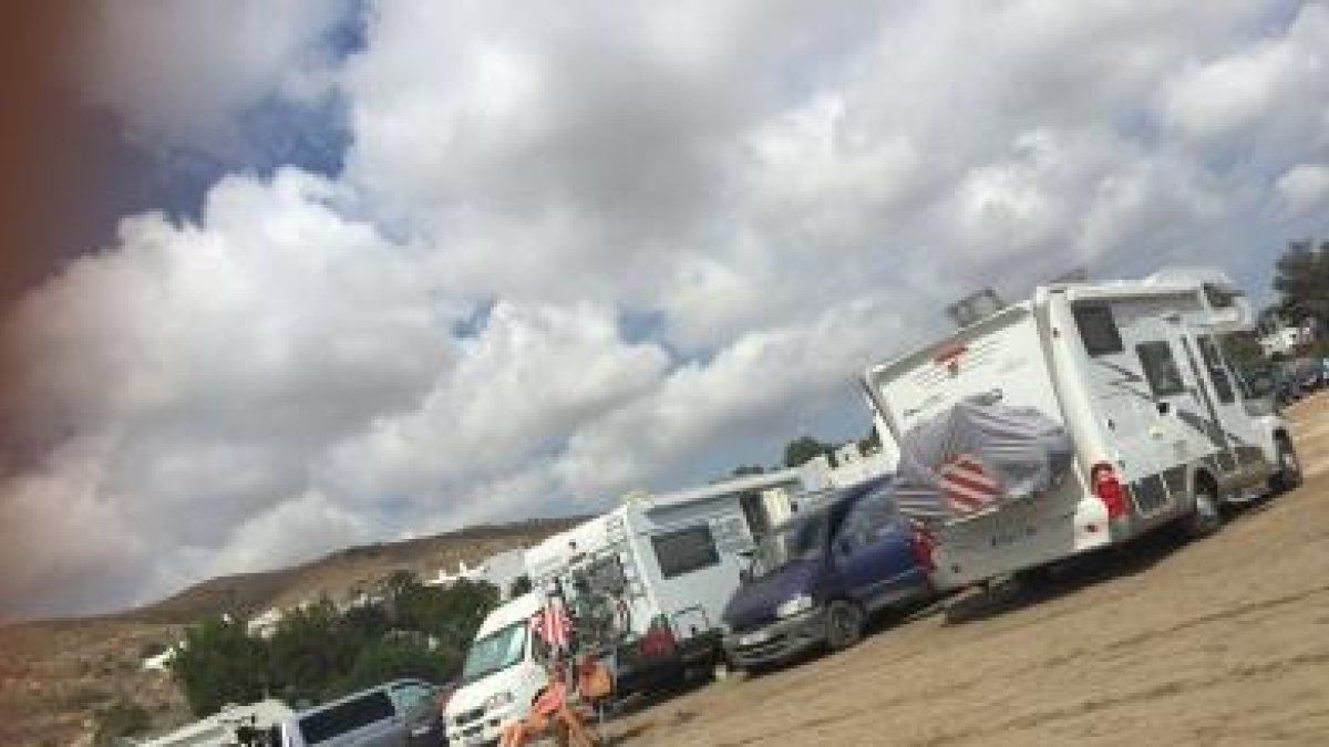 Autocaravanas estacionadas en la rambla de Aguamarga, en Níjar, hace unos días.