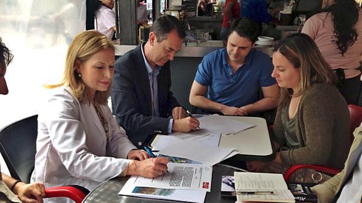 Reunión en la que el PSOE firmó el manifiesto de la Plataforma “Puente de Pescadería”.
