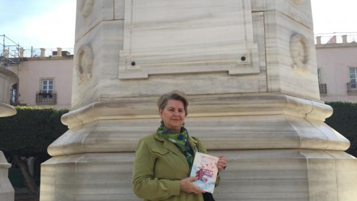 Carmen Ravassa muestra su ensayo en el Pingurucho, monumento a Los Coloraos.