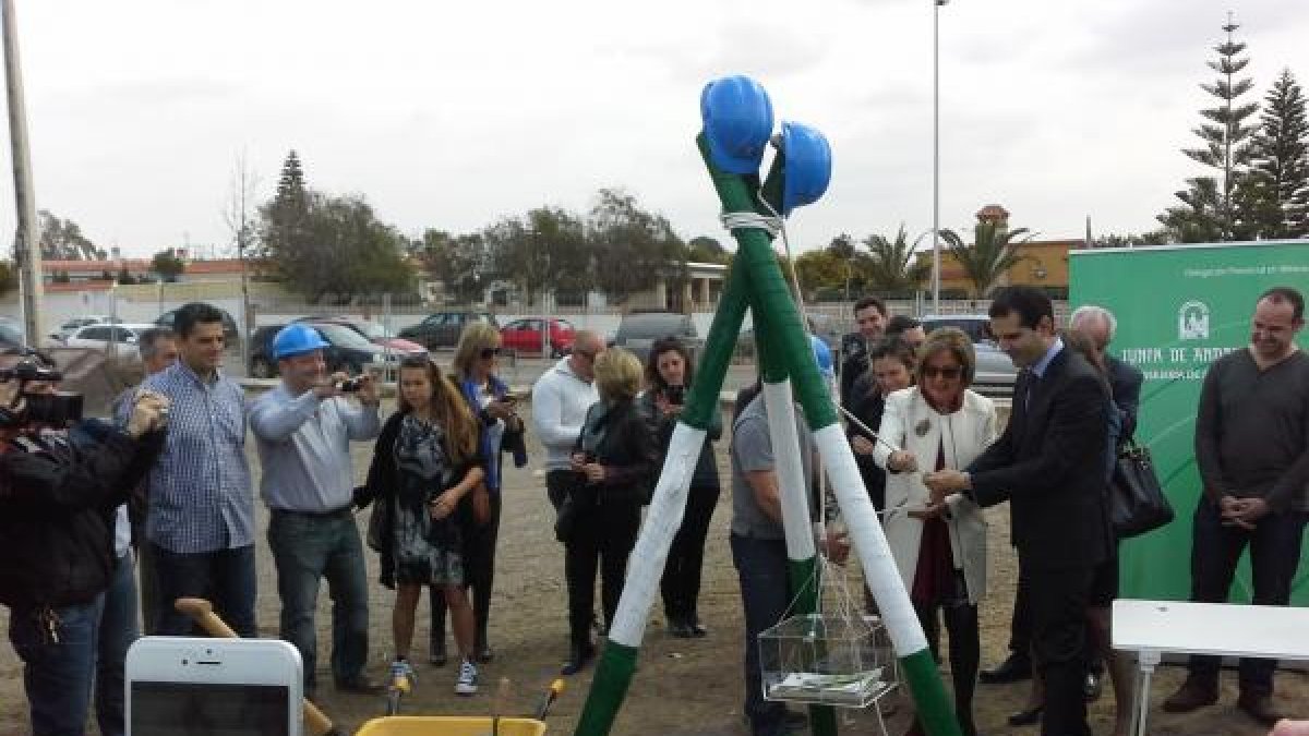 La consejera Adelaida de la Calle y el alcalde Ramón Fernández Pacheco ponen la primera piedra del IES El Toyo.