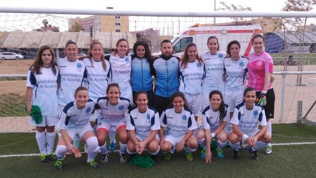 Las chicas de fútbol de la UAL.