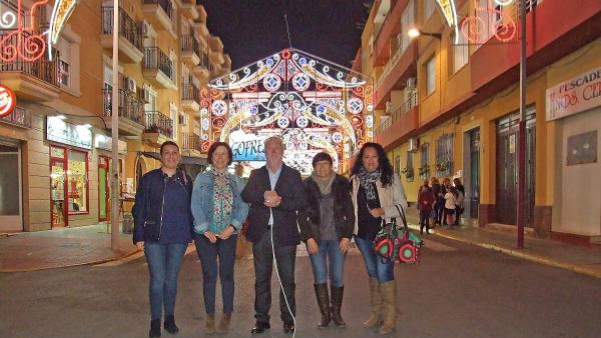 El alcalde de Benahadux, Juan Jiménez, con las concejalas de su equipo de Gobierno, realizó el encendido oficial del alumbrado extraordinario.
