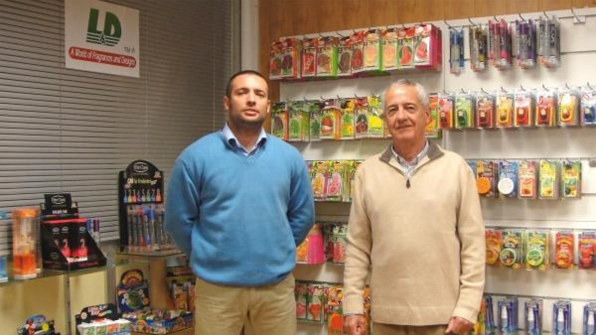 David Fernández,  fundador de L&D Aromáticos, junto a su hijo, gerente de la firma.