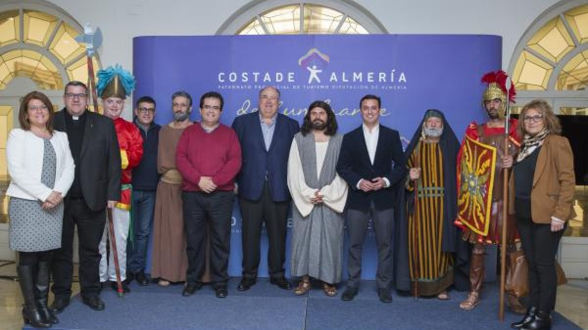 Foto de familia ayer en Diputación tras la presentación del auto sacramental.