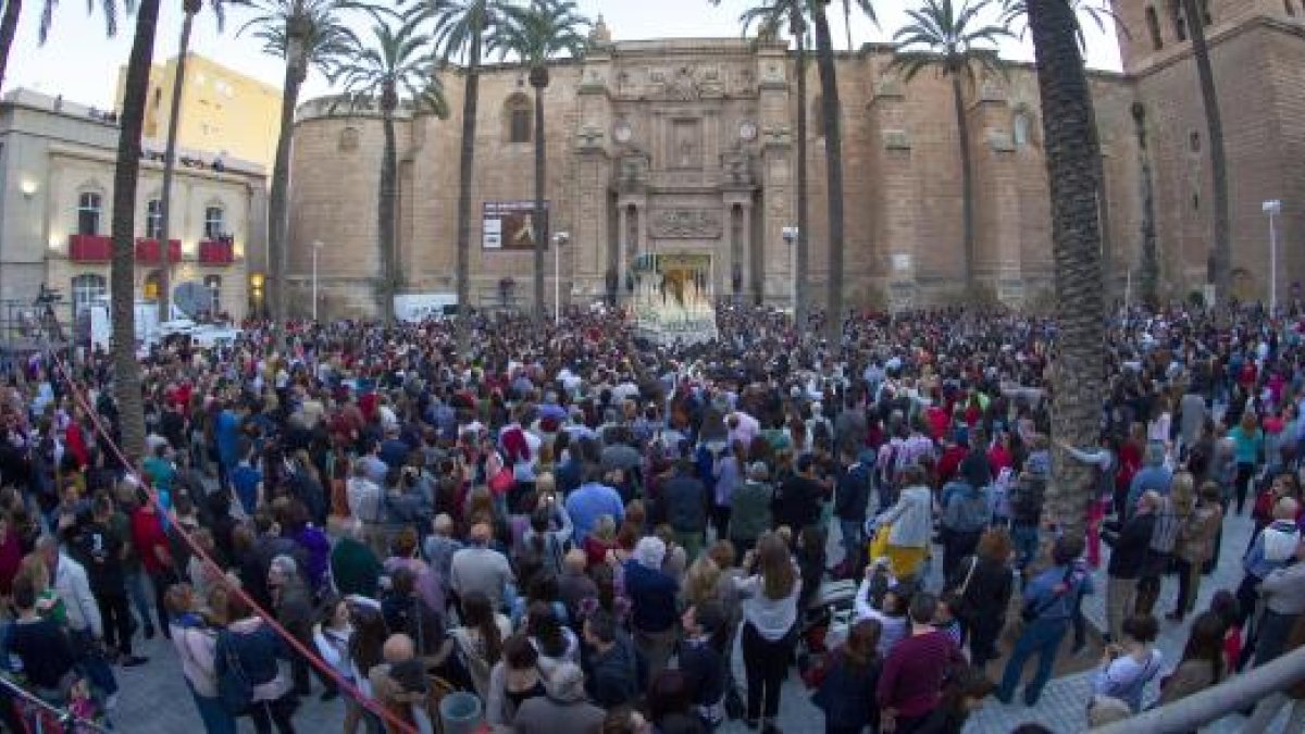 Aspecto de la plaza de la Catedral para ver una de las imágenes de la Semana Santa almeriense.