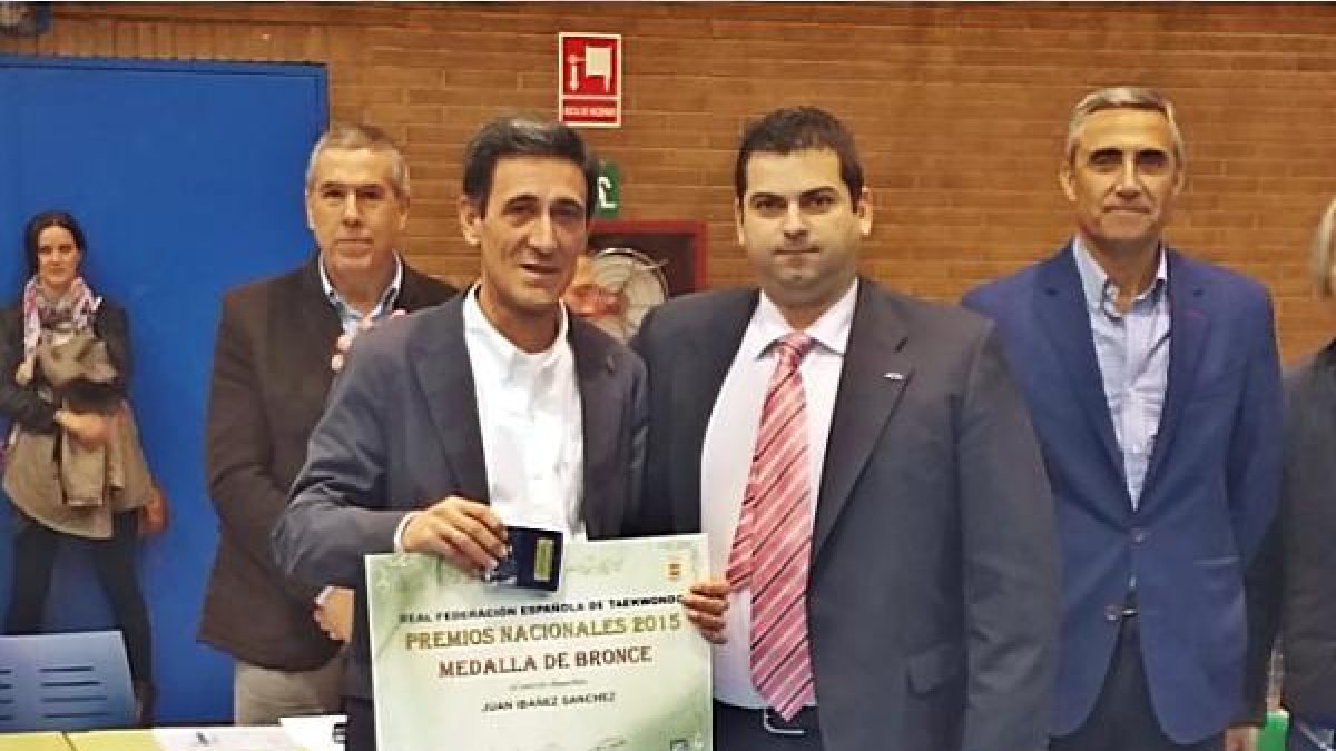 Juan Ibáñez posa feliz con su galardón.