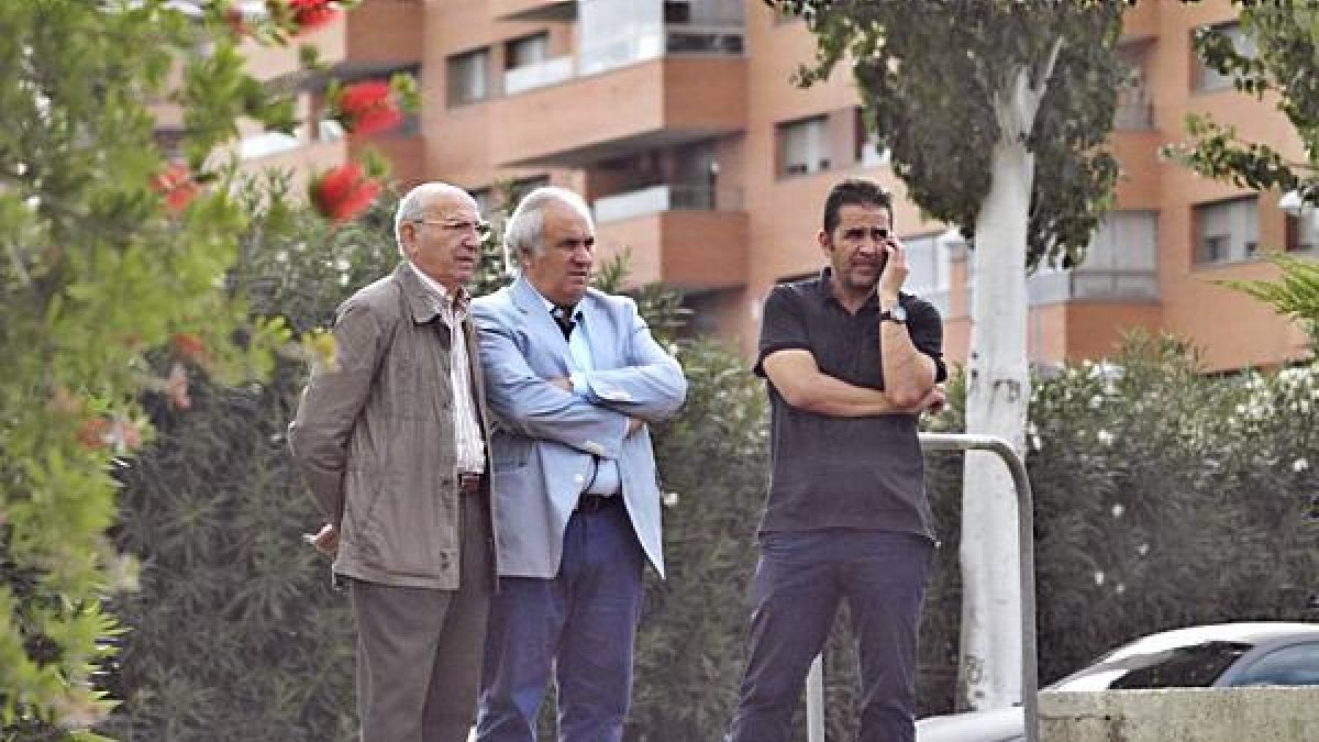 Luis Guillén, Alfonso García y Alberto Benito contemplando su obra.