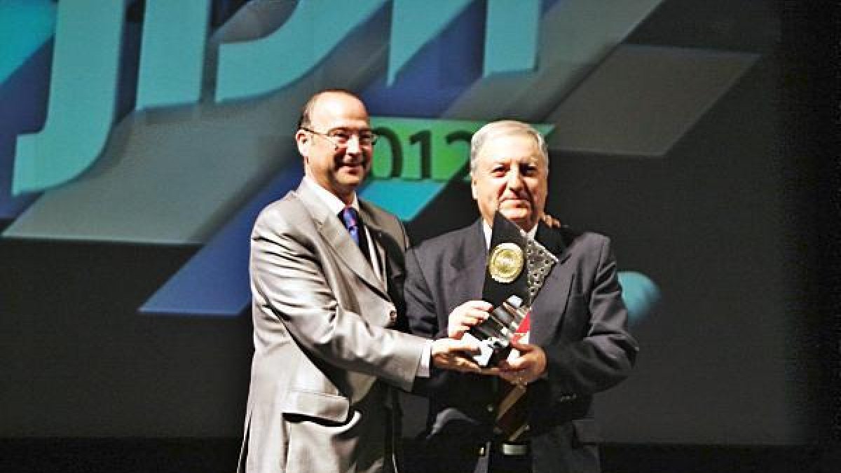 Pedro Segura recibiendo de manos de Luis Rogelio uno de sus últimos premios.