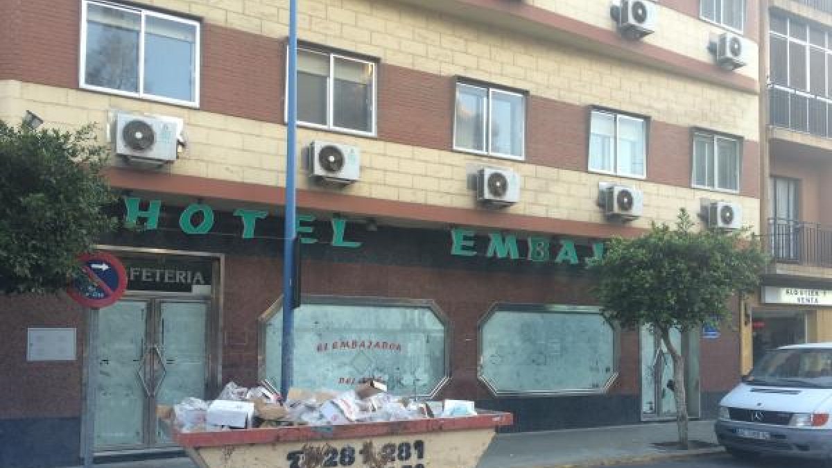 El Embajador, en obras, ubicado en Calzada de Castro.