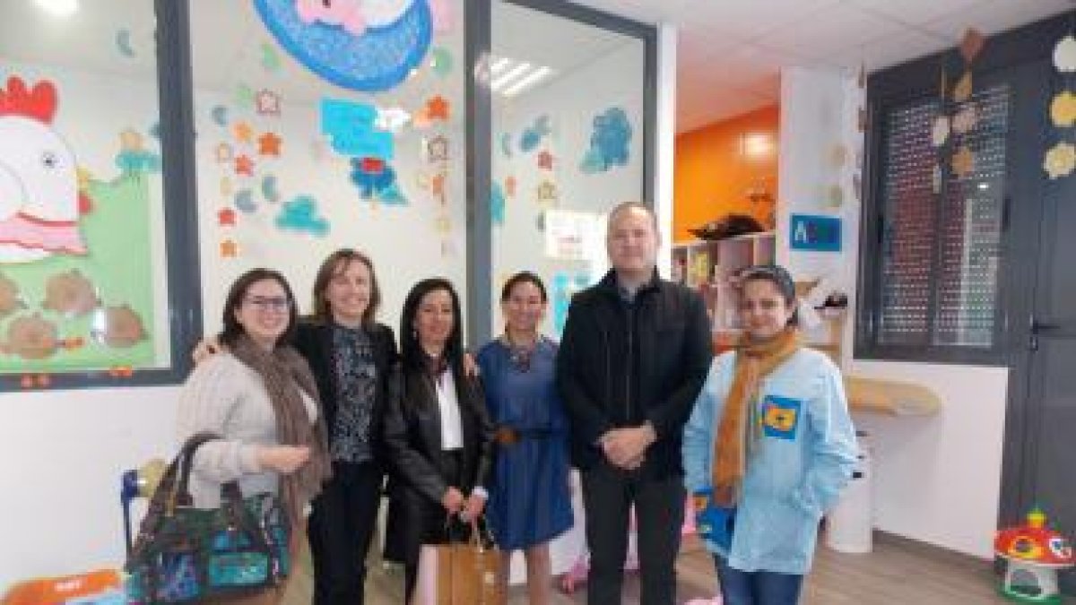 La delegada de Educación, junto a responsables municipales, en la guardería.