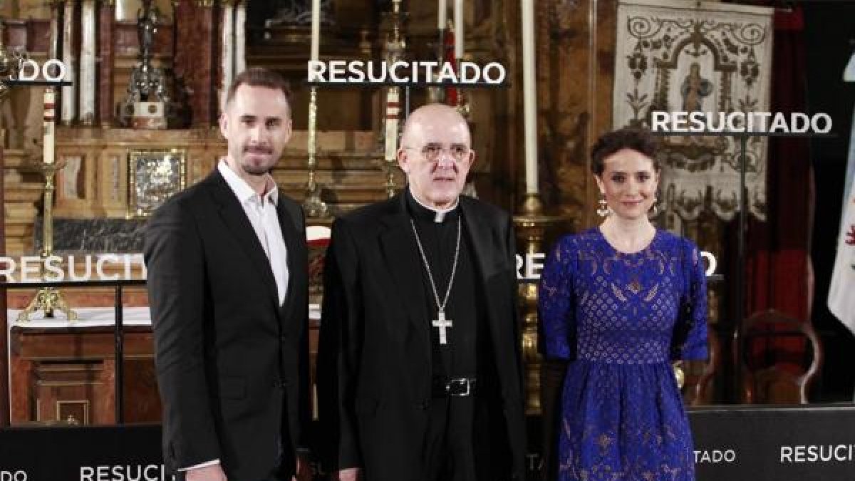 Joseph Fiennes y María Botto, con  Carlos Osoro, arzobispo de Madrid, ayer.