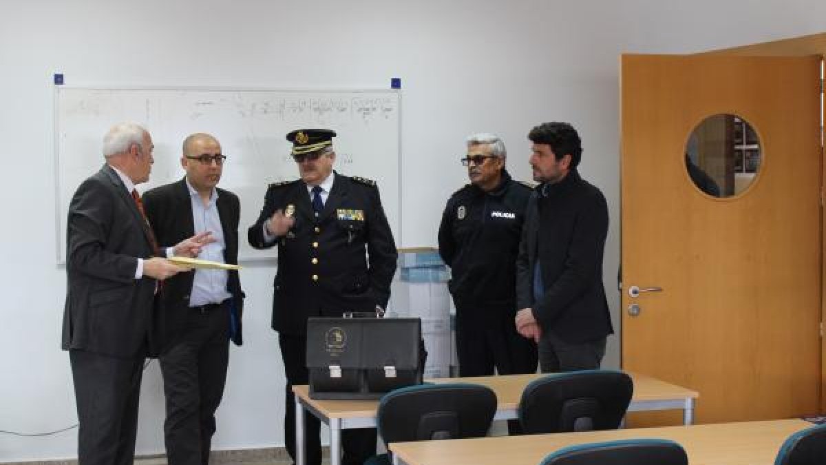 visita del responsable de Documentación con el alcalde a la futura oficina del DNI.